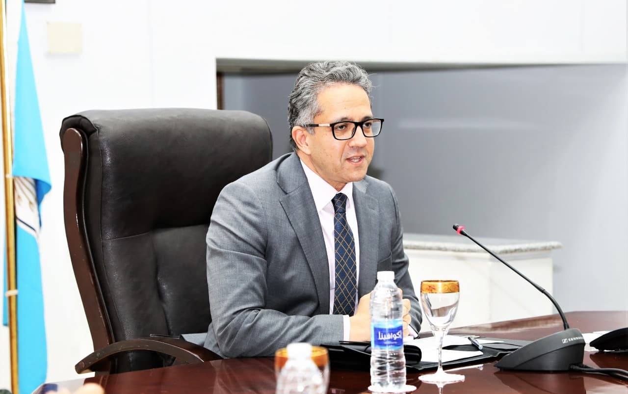 العناني يناقش إجراءات عودة السياحة الخارجية وإعادة فتح المطاعم السياحية