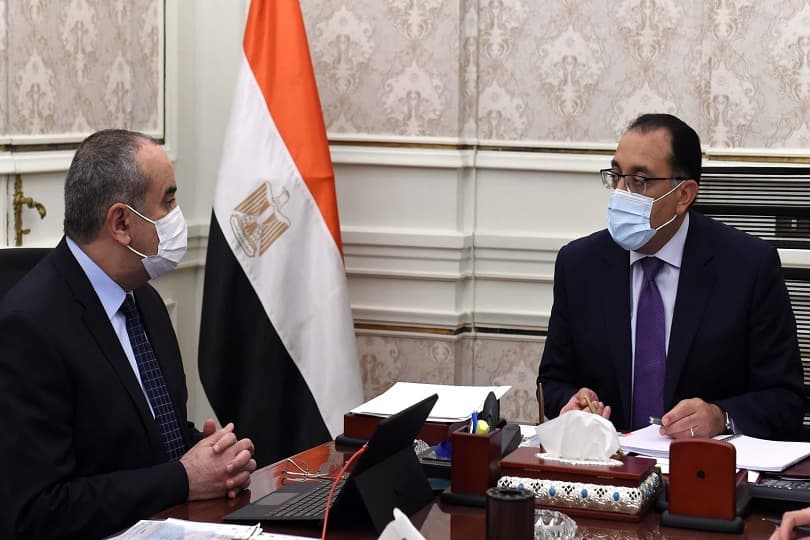 رئيس الوزراء يتابع أعمال تطوير مطار برج العرب الدولي مع وزير الطيران