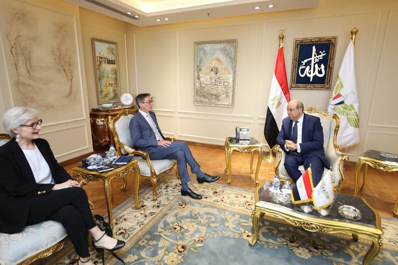 وزير الطيران يبحث مع مجموعة Thales الفرنسية التعاون في تكنولوجيا الذكاء الاصطناعي والملاحة الجوية
