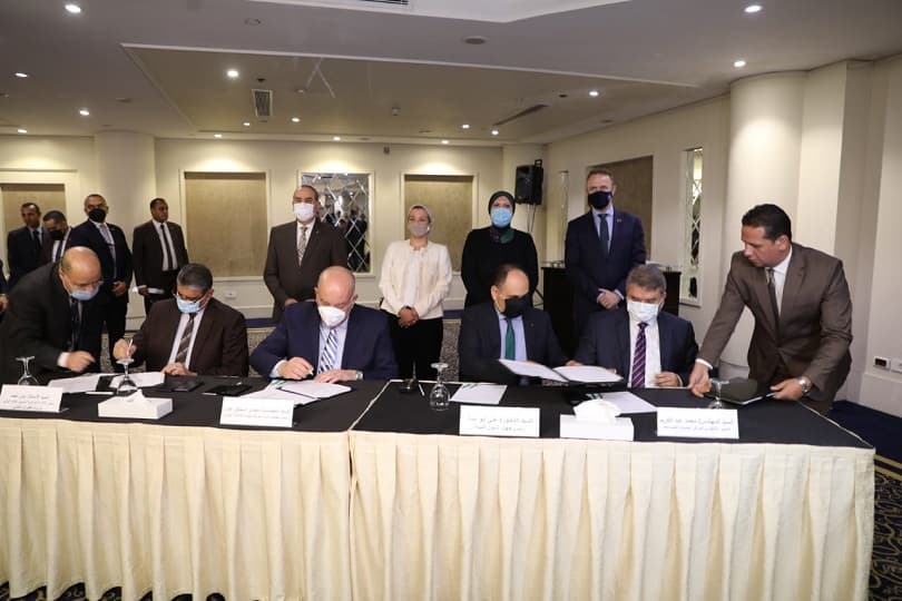 توقيع بروتوكول تعاون لتشغيل نظام خلايا شمسية صغيرة بمطار القاهرة الدولي