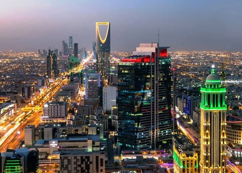 السعودية تتيح تأشيرة الزيارة إلكترونيا لمواطني 8 دول جديدة