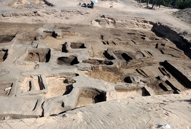 الآثار: الكشف عن 63 مقبرة من العصر المتأخر بجبانة تل الدير بمدينة دمياط الجديدة