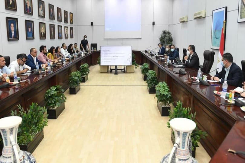 العناني يستعرض ديكورات وملابس احتفالية افتتاح طريق الكباش بالأقصر
