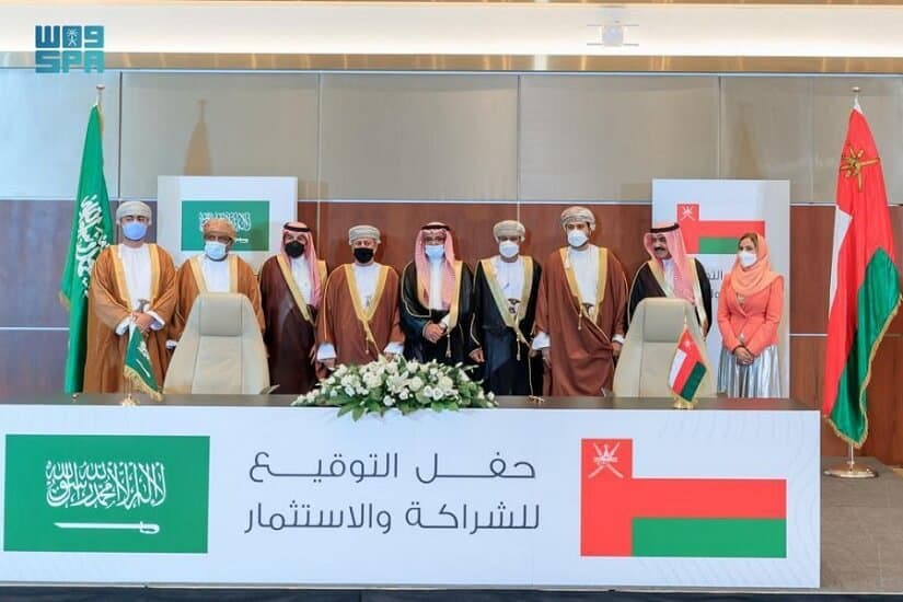 شركات سعودية وعمانية توقع 13 مذكرة تفاهم باستثمارات 30 مليار دولار.. بينها السياحة