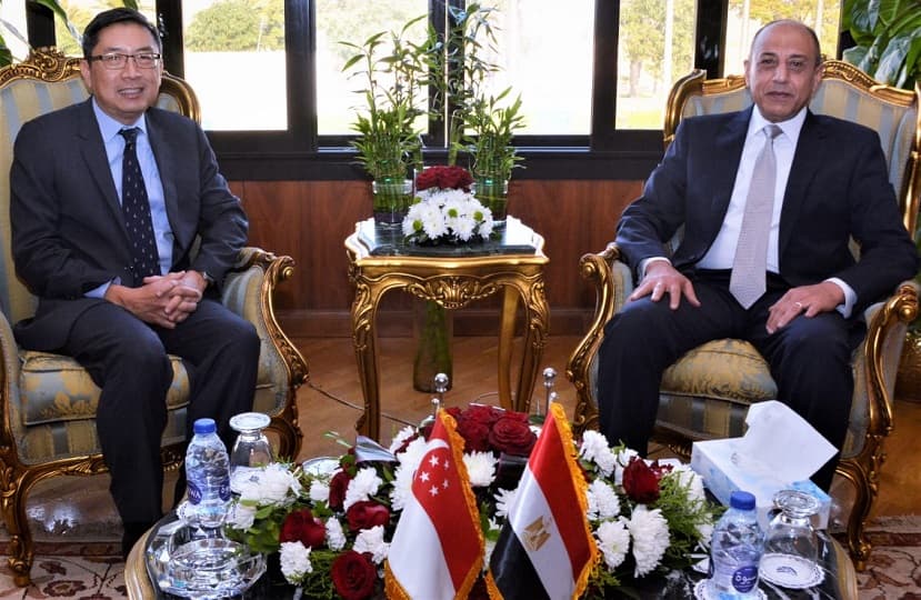 وزير الطيران يبحث مع سفير سنغافورة بالقاهرة تنشيط الحركة الجوية والسياحية إلى مصر