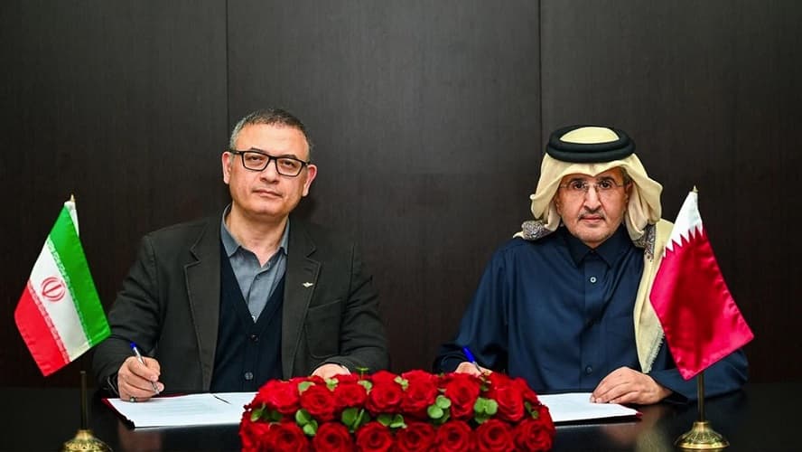 قطر وإيران توقعان مذكرة تفاهم لتوسيع حركة النقل الجوي بين البلدين