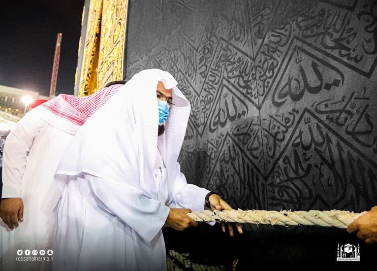 السديس يشرف على أعمال رفع ثوب الكعبة المشرفة استعدادا لموسم الحج.. صور
