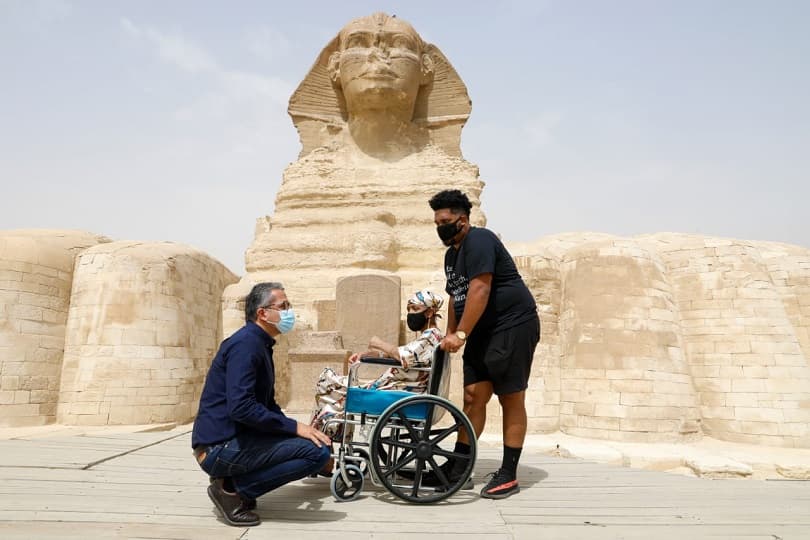 وزير السياحة والآثار يلتقي بالأمريكية جلوريا والكر لحظة تحقيق حلمها بزيارة الأهرامات وأبو الهول