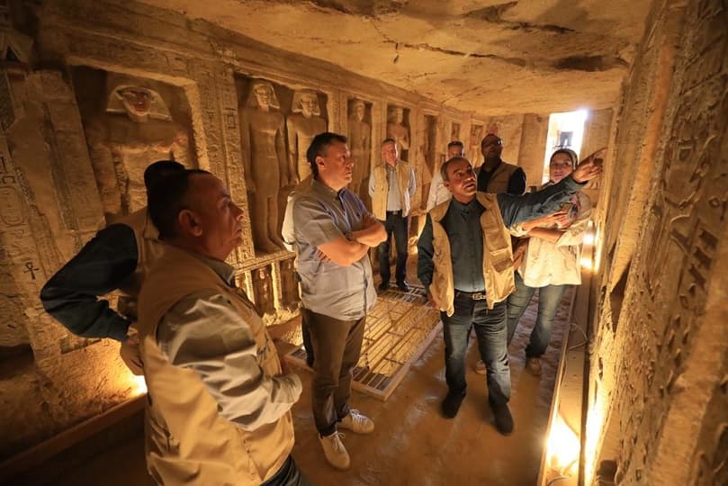 وزير السياحة والآثار يتفقد موقع حفائر البعثة الأثرية المصرية بسقارة.. بالصور