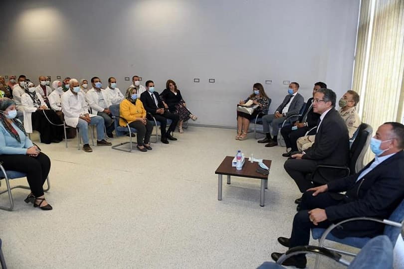 العناني يتابع الموقف التنفيذي لنقل القطع الأثرية الثقيلة إلى المتحف المصري الكبير