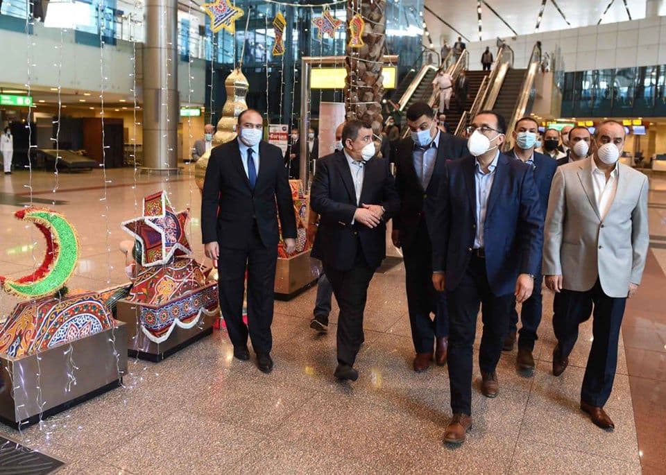 رئيس الوزراء يتفقد صالات مطار القاهرة للاطمئنان على تطبيق الإجراءات الاحترازية