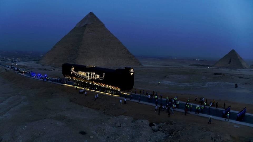 وصول مركب الملك خوفو الأولى إلى المتحف المصري الكبير بعد 48 ساعة من تركها الهرم الأكبر