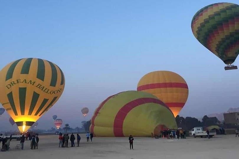 محافظ أسوان يبحث تنفيذ رحلات البالون الطائر لزيادة الحركة السياحية الوافدة خلال الموسم الشتوي