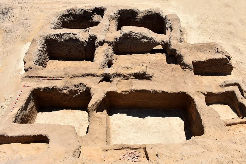 "الآثار": العثور على مقبرة لقائد عسكري من عصر رمسيس الثالث ومقابر يونانية ورومانية بالإسماعيلية
