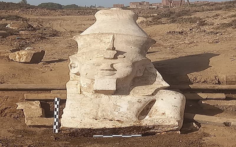 "الآثار": الكشف عن الجزء العلوي من تمثال للملك رمسيس الثاني بالأشمونين في المنيا