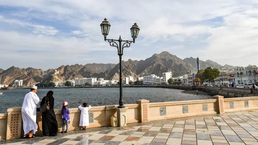 سلطنة عمان تقرر تمديد إغلاق الشوطئ والحدائق العامة حتى إِشعار آخر