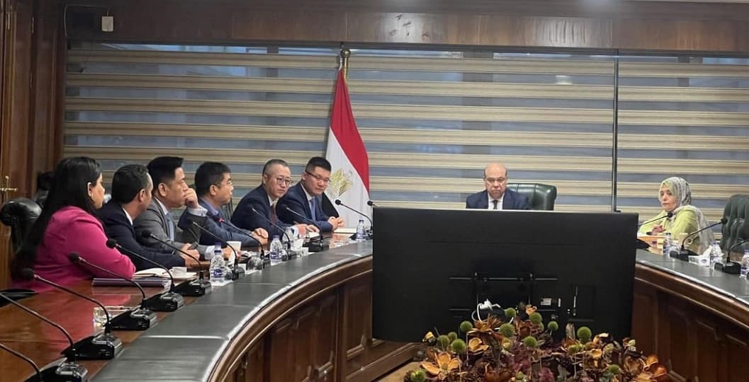 الحفني يبحث مع شركة هواوي العالمية التعاون في تطوير البنية التحتية الرقمية بقطاع الطيران