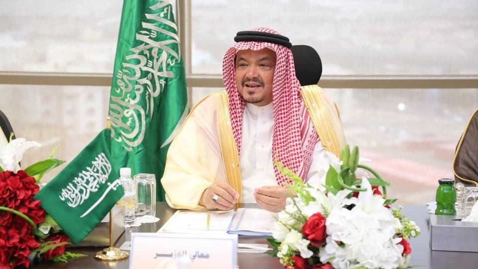 وزير الحج السعودي خلال تلقيه التطعيم: أخذ لقاح كورونا شرط لأداء العمرة