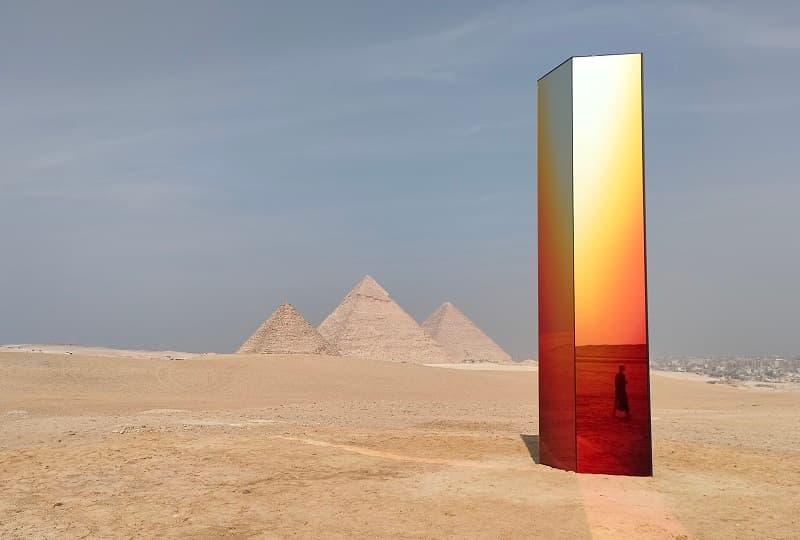 بمشاركة 14 فنانا عالميا.. انطلاق المعرض الدولي الثالث "الأبد هو الآن" من أمام الأهرامات.. بالصور