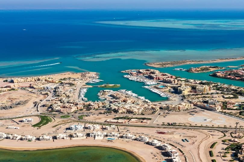 مدبولي يصدر قرارا بتشكيل اللجنة الدائمة لتراخيص المنشآت الفندقية والسياحية ونظام عملها