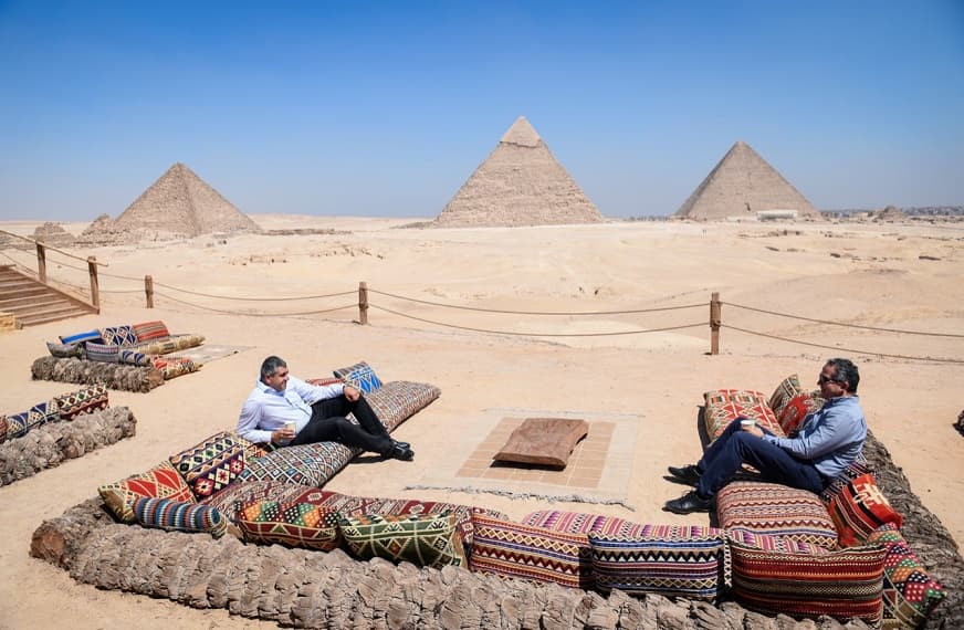 أمين عام منظمة السياحة العالمية يزور الأهرامات والمتحف المصري الكبير.. صور