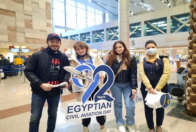 احتفال الطيران المدني المصري بعيده الـ92 بالمطارات بمشاركة المسافرين.. صور