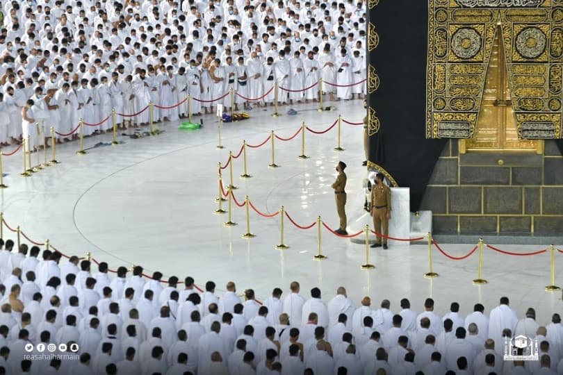 "تراصوا وسدوا الخلل".. صلاة الفجر الأولى بالمسجد الحرام بعد تخفيف الإجراءات الاحترازية.. صور