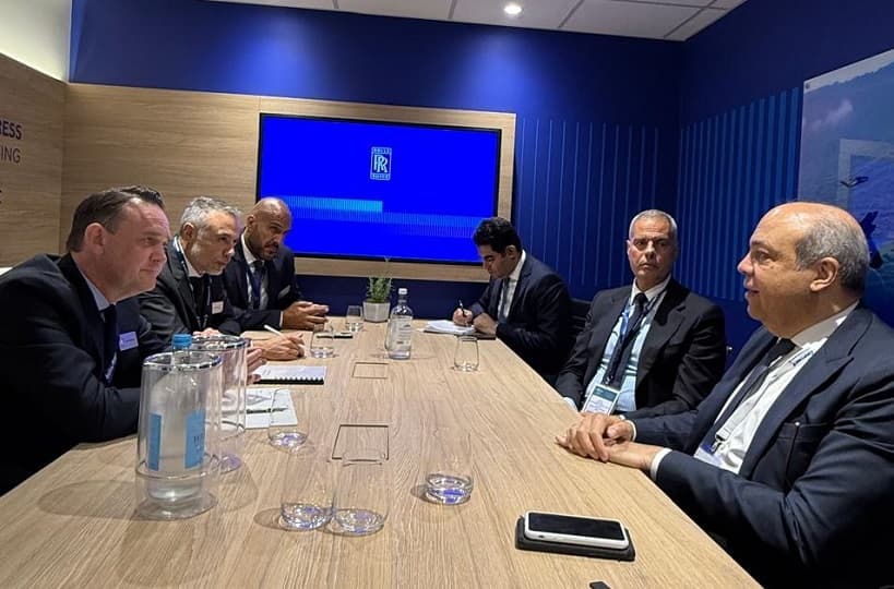 الحفني يبحث مع "رولز-رويس" العالمية دعم برنامج تحديث أسطول مصر للطيران