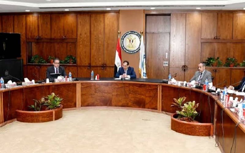 دراسة إطلاق مبادرة لتنشيط الحركة السياحية الداخلية بعد انحسار كورونا بين السياحة والطيران والبترول