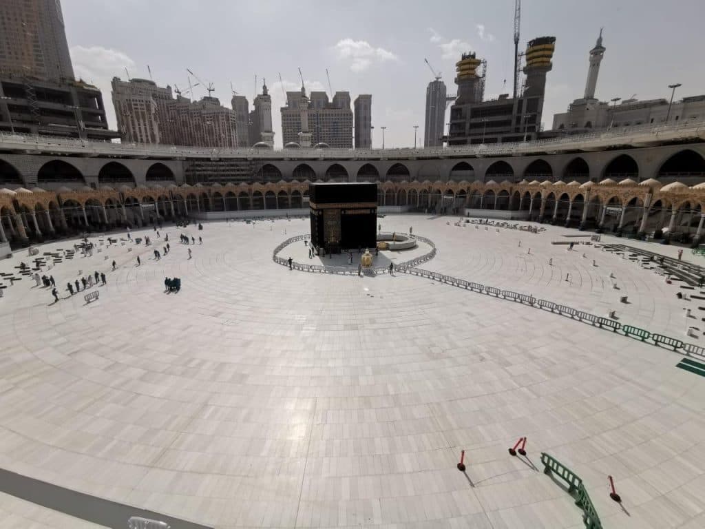 لأول مرة.. إخلاء الحرم المكي من المعتمرين والمصلين لمنع انتشار كورونا