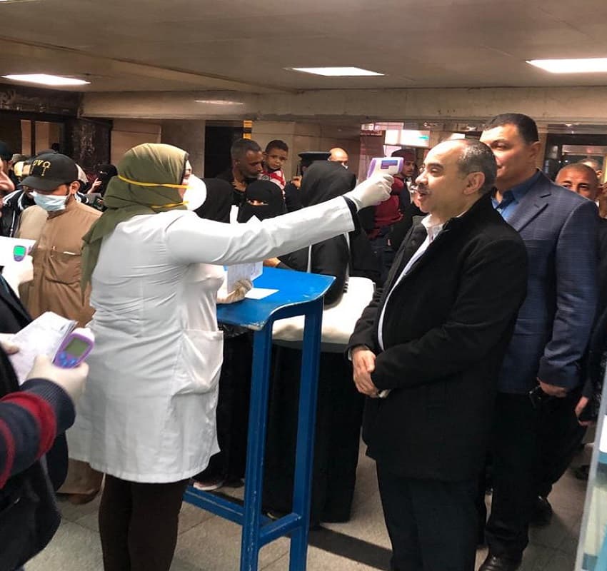 وزير الطيران يتابع الإجراءات الوقائية بمطار القاهرة ويشهد فحص ركاب رحلة دولية قادمة