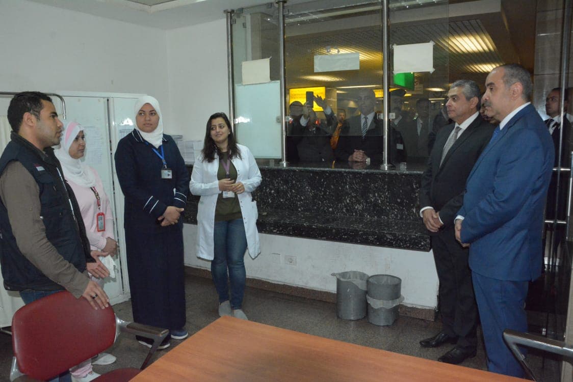 وزير الطيران يتابع إجراءات الحجر الصحي في مطار القاهرة بشأن فيروس كورونا